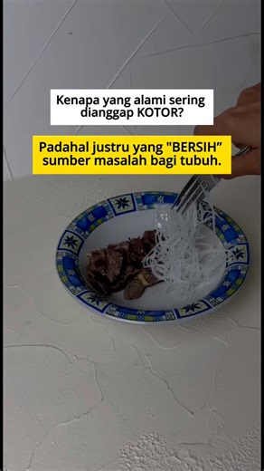 Mengalir Berakar on Instagram: "Karena: 1. Garam meja itu bukan makanan utuh, tapi produk industri. Garam meja dimurnikan sampai miskin mineral, lalu “ditambal” dengan yodium sintetis. Tubuh dipaksa menerima satu zat tunggal tanpa konteks keseimbangan mineral lain. Bagi banyak orang, ini justru memicu gangguan, bukan karena tubuhnya lemah, tapi karena bahan yang masuk terlalu artifisial. 2. Tubuh manusia tidak dirancang untuk zat tunggal hasil pemutihan. Dalam pendekatan kesehatan holistik, tubu