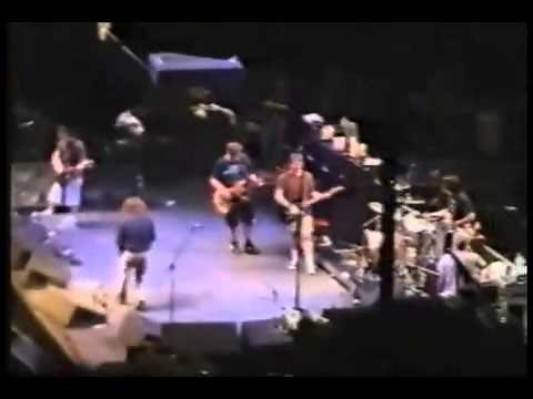 Pearl Jam featuring Dave Grohl - Rockin In The Free World (1995)