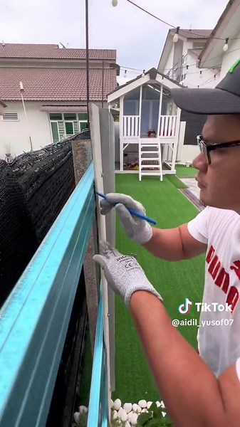 DIY Backyard Fence Lebih privacy anak-anak berkeliaran 😆 Projek almost setahun baru siap. Benda boleh siap lambat kenapa nak siap cepat 🤣 Kita guna Shera plank dan V-batten. Framework pakai C-channel pasak konkrit dalam tanah. Shera plank ni material cement board. Non-waterproof but weatherproof. Teak design. Saiz 6”x10’. RM 18/sekeping. Memang saja buat fence takat tu. Peruntukan kecik dan selebihnya tengah mikir idea boek💡 #fyp #foryou #foryourpage #DIY #woodworking #garden #playhouse #kids