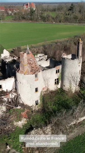 Château de Rochefort à Besson. . Du point de vue architectural, Rochefort présente des éléments antérieurs au XVe siècle, date de la construction du logis. On ignore tout de l’histoire de cette demeure jusqu’en 1503 date à laquelle damoiselle Marie de Francierez reconnaît, pour elle et ses enfants, tenir en fief de la duchesse de Bourbon « sa maison, granges, prés, vignes, coulombiers, terres, situés en la terre de Rochefort avec cens, rentes et dixmes » pour environ dix livres de revenus annuel