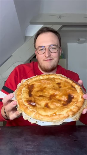 Le temps de Gaë | Inspirateur 0 sucre on Instagram: "Galette des rois à la frangipane healthy 👑 Sans beurre • Sans sucre ajouté • Ultra gourmande 🤍 Astuce : pour une galette encore plus belle et bien régulière, tu peux la préparer dans un plat à tarte ✨ Ingrédients : • 2 pâtes feuilletées • 40 g de miel (idéalement artisanal) • 200 g de poudre d’amandes • 200 g de compote de pommes sans sucre ajouté • 2 œufs • Arôme vanille (optionnel) Préparation : Mélange tous les ingrédients. Dépose la garn