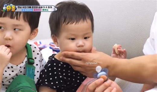 Ray☀️ on Instagram: "I mean who can resist jungwoo’s cheeks🤏🏻 . . . . . . . 🏷️(kim jungwoo, jeongwoo, kim eunwoo, kim junho, south korean fencer, the return of superman, kbs, foodie , cute baby, siblings love, reels, viral, instagram, trending, fyp, explore, instagood) . . . #thereturnofsuperman #jungwoo #kimjungwoo #jeongwoo"