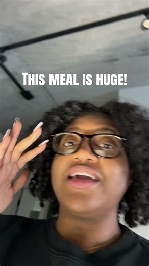 i’m tearing this food up ngl🤣🦞 #kaiaaziza #foodie #lobsterlinguine #chicago