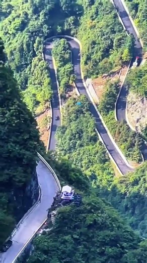 From takeoff to landing, the whole process of Tianmen Mountain wing suit flying is here.