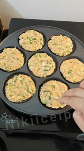 Poha snacks (Ingredients in the description box)1 cup poha, washed Add little water 1/2 cup besan 1/2 cup cabbage, grated 1/2 cup coriander leaves 1/2 Cup carrots, grated 1/2 cup capsicum, finaly chopped 1 tsp ginger chilli paste 1 tsp garam masala 1 tsp sesame seeds 1 tsp jeera 1 tsp ajwain 1 tsp coriander powder 1/2 tsp turmeric 1 tsp red chilli powder Salt to taste 1 tsp aamchur 1 tsp chaat masala Oil for frying #food #snacks #recipes #healthyfood #foodie | Nikiiceipe