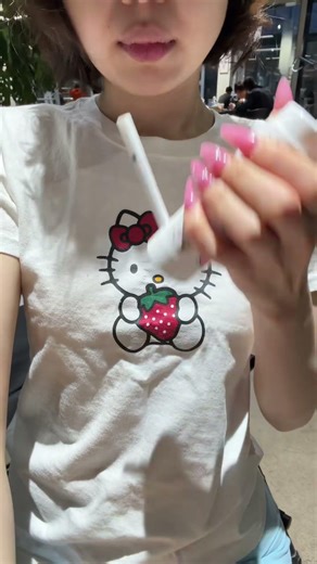 不敢想象我的好朋友收到这个礼物会多开心🥳嘿嘿～#hellokitty #烟盒 #打火机 #阔爱炸了 #玩个很新的东西