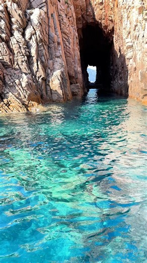 🪶 La fenêtre des Calanques de Piana – un tableau naturel taillé dans la roche. Un cadre sculpté par le vent, où l’horizon devient œuvre d’art. #AlpanaExcursions #Corse #CalanquesDePiana | Alpana excursions en mer