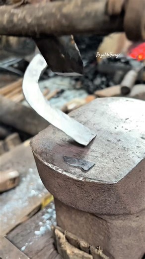 The technique of blacksmith forming the tip of the rubber sap harvesting tool #blacksmiting #