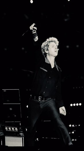 And screaming Are we we are, are we we are the waiting 🎶 Green Day live at @idaysmilano 🖤 #greenday | Green Day Italy - Italian Rage and Love