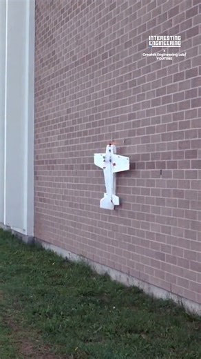 Developed by the University of Sherbrooke, the S-MAD could be the future of surveillance and inspection drones. What kind of engineering lets it perch on vertical walls like this? 🎥 Createk Engineering Lab/YouTube | Interesting Engineering