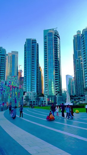 Exploring Urban Life in Dubai's Vibrant Cityscape