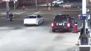 Brazen Thief Steals Range Rover While Owner Was Pumping Gas | Carscoops