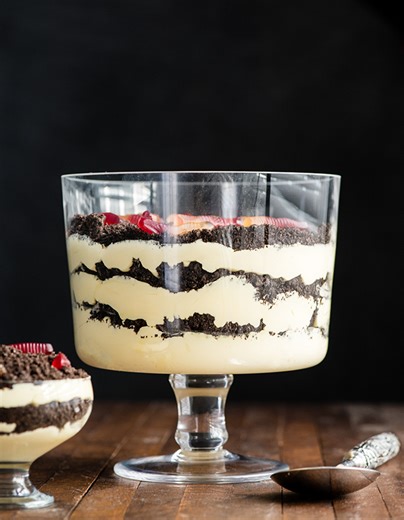 1.1K views | This easy dirt cake recipe (aka: Oreo dirt pudding) is one of our favorite no-bake desserts! Crushed Oreos are layered between a French vanilla pudding mixture for a kid-friendly, make-ahead dessert recipe perfect for any potluck or BBQ! Add gummy worms or you favorite candies for a whimsical touch! Recipe linked in caption!  #dirtcake #OreoDirtCake #dirtpudding #oreopudding #dessertrecipe | Joyfoodsunshine | Facebook