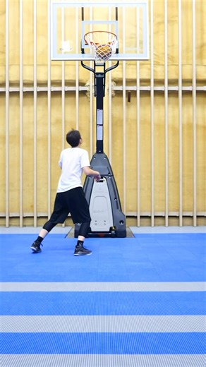 WISH BASKETBALL SCHOOL / ウィッシュバスケットボールスクール on Instagram: ". 【Jarrett Allen】 フィニッシュ精度UP!!ゴール下シュートドリル8選🏀⚡️ ①ボールタップ POINT ▶︎ボードにボールを当てる ▶︎ジャンプして空中でボールを弾きボードに当てる ▶︎空中で触れた時に一瞬引く動作を入れるとやりやすくなる ②ゴール下フック POINT ▶︎ゴール下に立つ ▶︎腕を横に伸ばし、フックシュートする ▶︎しっかりスナップをつけてボードに当てる ③ゴールサイドアンダーシュート POINT ▶︎立ち位置はゴール下45度くらい ▶︎下から掬い上げるようにシュート ▶︎アーチを意識して打っていく ④リバウンドステップ POINT ▶︎一度ボードに当てる ▶︎しっかり飛びつきキャッチする ▶︎最後ステップを一歩踏み込みシュート ⑤ステップシュート POINT ▶︎リバウンドを連続してとる ▶︎取ったら1.2ステップでシュートに繋げる ▶︎素早くシュートを打っていこう ⑥リバースバックシュート POINT ▶︎ゴール下に立ちバックシュー