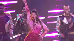 A little sass and a lot of sizzle! Here is a peek into the dhamakedar performance by Jacqueline Fernandez at the grand finale of #MissIndia2018! Make sure you set the clock for 1 PM and 5 PM tomorrow. #MissIndiaFinaleOnColors Femina Miss India Manushi Chhillar | COLORS TV