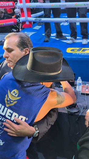 EL EQUIPO DE BOX AZTECA FELICITA AL CAMPEÓN 🥊 El Vaquero Navarrete es la estrella de esta noche y nos regaló una excelente exhibición ante Sugar Núñez 🫡 Honor a quién honer merece, en hora buena para el Campeón de los Spuerpluma 🏆 #BoxAzteca | Box Azteca