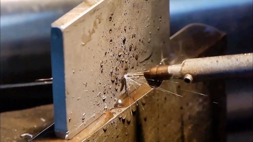 电火花穿孔机是如何工作的，能在钢板上打出一毫米的小孔_腾讯新闻