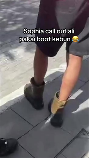 Ali got caught wearing boot kebun 😂