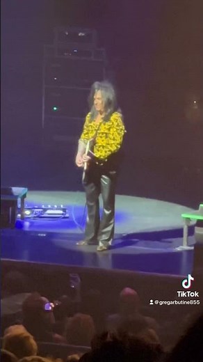 Steve Stevens lead guitarist for Billy Idol doing a scorching solo performance that is mind blowing.