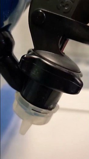 How to use the Performance Gravity Spray Gun System from 3m #paintedcabinets #paintingtechniques