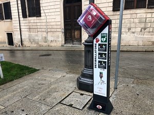 Notions of First Aid: what a defibrillator is and how it works