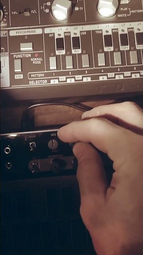 Donner B1 vs. Behringer TD-3 - 303 test jam