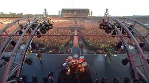 Ich mache keinen Unterschied Zwischen jung und alt Ob Du arm oder reich bist Lässt mich kalt Ich heisse euch alle willkommen | BO Galerie von Fans für Fans