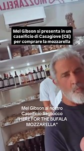 Everyone knows that buffalo mozzarella is famous all over the world, but it’s certainly not every day that Mel Gibson shows up to buy it directly from the Sagliocco dairy in Casagiove. That’s exactly what happened, and the owner, amazed, shared it all on social media: “Come and see who came to visit us!” she says while filming the famous American actor. “I came to try the mozzarella,” says the actor and director, who won an Oscar for Braveheart, while inside the dairy. The owner’s excitement was