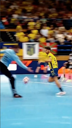 He tricked the goalkeeper 🫣 #handball #håndbold #ehfel #elm
