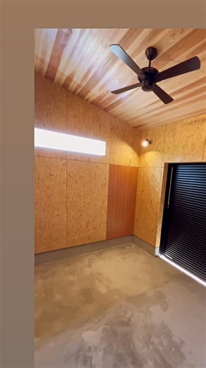 福工房 相模原店 秦野店 on Instagram: "趣味土間空間！ 趣味土間の壁に人気のOSB OSB（オーエスビー）は、 細かくした木片を重ねて固めた構造用の板材です。 正式には Oriented Strand Board（配向性ストランドボード） OSBってどんな板？ 木を細長いチップ状にして 向きをそろえて何層にも重ね 圧力と接着剤で強く固めた板 釘が効くので、DIYで棚を自分でつけたい時に ピッタリです！#木の家 #家づくり #土間"