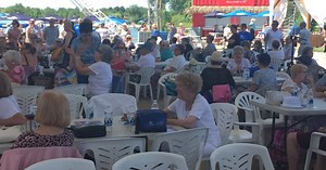 Seniors party at Pointe-Calumet’s Beachclub