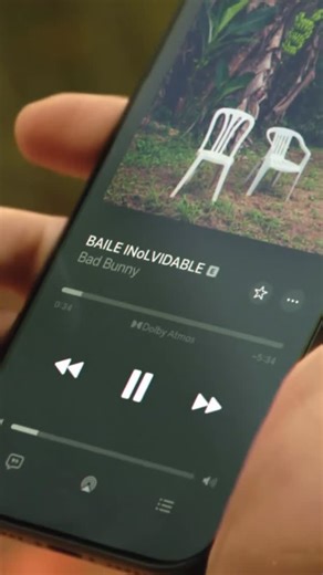 Revista Cromos Honduras on Instagram: "Bad Bunny ya dio el primer vistazo de lo que promete ser un show inolvidable en el Super Bowl 2026🌎🔥 El artista puertorriqueño presentó un adelanto del espectáculo de medio tiempo que ofrecerá el próximo 8 de febrero, asegurando que “el mundo bailará” en una noche que marcará historia. Con este anuncio, se convierte en el primer hombre latino en protagonizar el intermedio del evento deportivo más visto del mundo🏈✨ 🎥: @badbunnypr @applemusic @nfl"