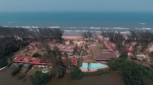 TUXPAN, VERACRUZ, DESCUBRE EL DESTINO QUE ENAMORA ¿Te imaginas un lugar donde el romance florece en la orilla del río o junto al mar? Así es Tuxpan, Veracruz, el puerto que se encuentra a tan sólo dos horas y media de la Ciudad de México. Si estás planeando tu boda, la luna de miel, un aniversario, la despedida de soltera o soltero o bien, tienes en mente una escapada romántica para desestresarte, tienes que venir a Tuxpan. Su ubicación privilegiada en la Huasteca Veracruzana, le otorga un clima