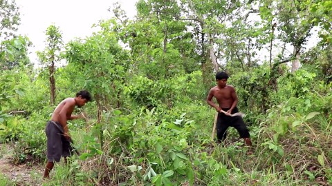 Building a Natural Mud Villa With a Freshwater Well Beside It
