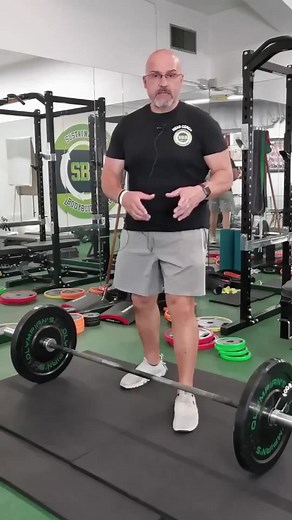 Il rematore bilanciere è uno degli esercizi che non dovrebbe essere effettuato con cheating a meno che non sia un atleta agonista di altissimo livello a farlo. La tecnica che spiego è per lavorare con concentrica esplosiva ed aumentare il carico nel tempo. Se non si ha la mobilità sufficiente per tenere bene la lordosi fisiologica si può lavorare su dei pin o con un bilanciere da rialzi. #gymlife #strong #bulking #nobrainnogain #preparatorenaturalbodybuilding #riccardograndi #sustainablebodybuil