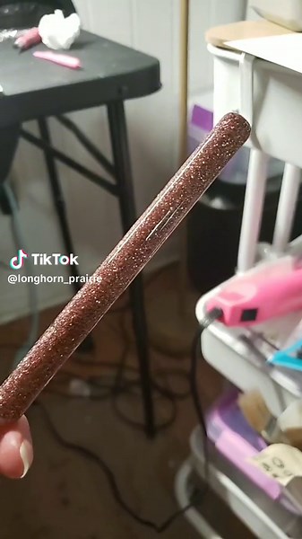 Using a heat gun to heat up the adhesive on my vinyl to keep it from lifting up under resin and epoxy #tipsandtricks #diy #howto #hack #crafthack #tumblermaker #penmaker #glitterpens #vinylhacks #resinhack #epoxyhack