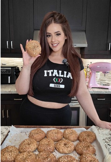 How I make my high protein Greek yogurt bagels 🥯 — sooo easy with just 3 ingredients. Soft, airy, a little chewy, and they turn out perfect every time 🤤 Simple ingredients, minimal effort, and actually filling… I’m obsessed 💅🏼✨ General recipe: 1:1:1 ratio • 1 cup Greek yogurt • 1 cup flour • 1 tsp baking powder Brush with an egg wash add your favourite bagel toppings Bake at 350°F for ~35 mins (large batch) Smaller batches: ~20 mins or less #highproteinrecipes #greekyogurtbagels #easyrecipes