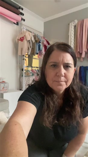 Last video! #newbornphotoshoot #newbornphotographer #travelnewbornphotographer I’ve got everything I need to take with me! Camera✔️ Lighting✔️ Blankets✔️ Posing table T-stand✔️ Baskets A few outfits✔️ A few handheld props ✔️ Masks and gloves(flu season) ✔️ What do you take for your session!!! oh always take extra batteries