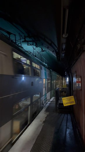 Arrivée sous tension ⚡Des arcs électriques impressionnants ⚡ #rera #mi09 #sncf #ratp #train #idfm