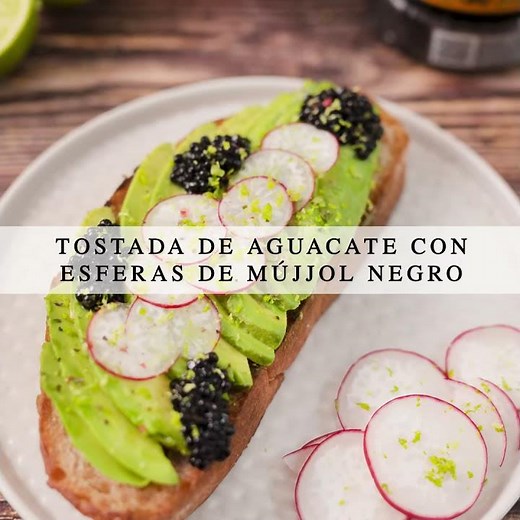 Tostada de aguacate con Mujjól SHIKRÁN® negro en esferas