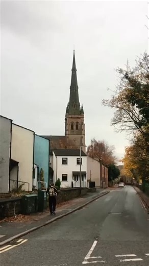 Big shoutout to our viewing team for grabbing these clips while out and about 👏 Let’s take a look around some of our 6-bed student homes in Lancaster 🏡 📌 Prices for each property are listed on screen and yes, they’re all: ✅ Bills included ✅ No deposit required ✅ Student-friendly and ready for groups If you’re house hunting with your mates, this is your sign 👀 📲 Message us for availability or more info! #studenthousinglancaster #lancasterstudenthouses #6bedstudenthouse #studentaccommodationu