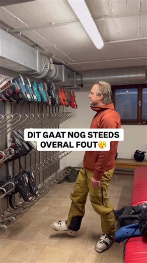 Het doet bijna pijn aan onze ogen. Loop een willekeurig skiruim in en je zult meerdere schoenen zien die met de punt naar beneden zijn gericht. Zeker bij skischoenen zullen de tenen veel minder goed drogen met meer kans op schimmel en/of koude tenen de volgende dag. Herken jij jezelf? No worries, vanaf nu gaat het gewoon goed! Stuur deze video zeker door naar iedereen die dezelfde fout maakt. Ze zullen je dankbaar zijn🙏 #wintersport #ski #skischoenen | Wintersport