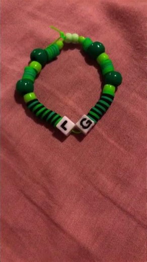 Making bracelets of my friends #roblox #banana #bracelets #green #blue