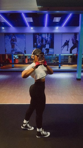 Bella Michelle 🦋 on Instagram: "Glutes + Ab Finisher 🍑 • Squats 3 x 12 • RDL 3 x 12 • Hip Thrust 5 full reps, 5 pulses, 5 sec hold x 3 • Curtsy Lunge 3 x 10 each leg Abs: each move 10 x 3 rounds • Sit Ups • Flutter Kicks • In & Outs • Toe Reaches • Bicycle Crunches ••••••••••••••••••••••••••••••••• #fitness #fitnessmotivation #workoutmotivation #gluteworkouts #explorepage #fitgirlaesthetic"