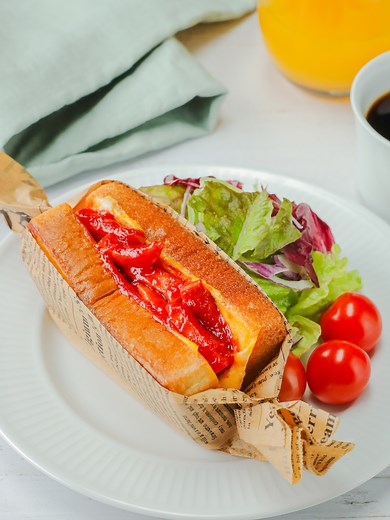 【たまご料理がもっとおいしくなる簡単レシピ】Tasty Japan 10周年企画！ 全国の料理教室*で体験中の「焼きケチャップ×たまご」の食パンドッグ！ 焼きケチャップをすることで、酸味がやわらぎ、濃厚なコクが楽しめます。 いつものたまご料理がワンランクアップ！実際に体験した方からは「こんなに変わるの！？」という声も！ おうちでもすぐ試せるので、ぜひ朝の食卓でお試しください！！ Sponsored by カゴメ ぜひ作ってみてね↓ 食パンで作れる食パンドッグ 材料（1人分） カゴメ トマトケチャップ 大さじ2 サラダ油 大さじ1/2 ウインナー 1本 卵 1個 バター 5g スライスチーズ 1枚 食パン（6枚切り） 1枚 作り方： ① ウインナーは半分に切り、8等分に切る。 ② フライパンにサラダ油を入れて中火で加熱し、ウインナーを軽く炒める。火が通ったらフライパンの端に寄せる。 ③ 鍋肌にトマトケチャップを入れ、フライパンに残った油と一緒に2/3くらいの量になるまで水分を飛ばすように中火でしっかりと焼く。②と炒め合わせたら、別の器に取り出す。 ④ ③のフライパンはキッチンペーパーなど