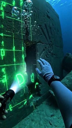 Matrix Simulation Glitch Underwater (POV)