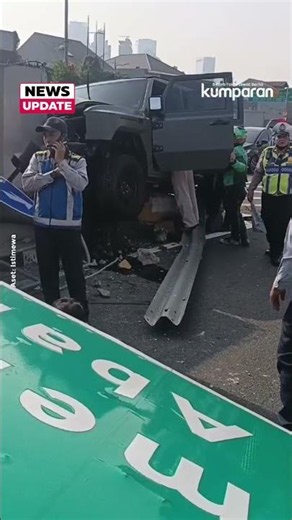 Maung SUV Crashes on Inner City Toll Road, Pole Collapses