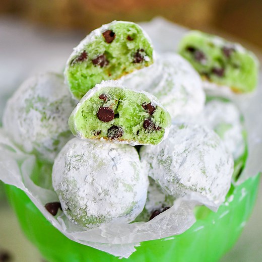 RECIPE ✅: https://www.momontimeout.com/mint-chocolate-chip-snowball-cookies/ Melt in your mouth Mint Chocolate Chip Snowball Cookies are a treat you won’t be able to resist! So easy to make and packed with mint and chocolate flavor – no one can eat just one! Perfect for Christmas! | Mom On Timeout