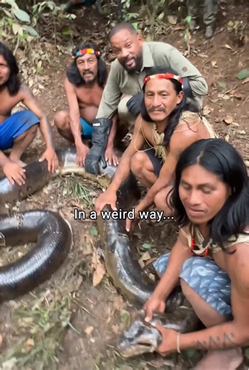 Not gonna lie, this one had me nervous- 17 feet of pure anaconda muscle?? Nobody’s holding that down hahaha. Go watch Pole To Pole! @Disney ‘n @hulu