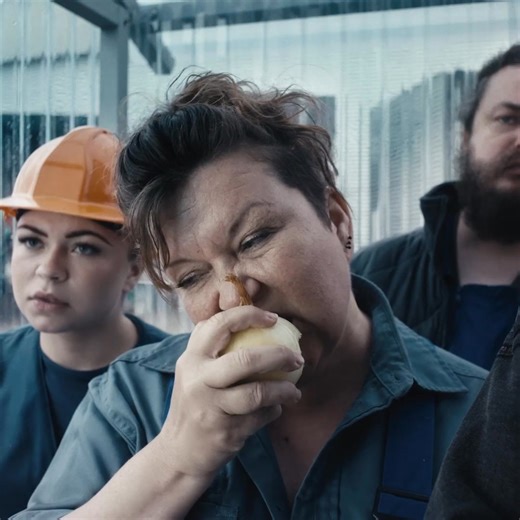 🧅 Findes der noget bedre end at dele et løg med kollegaerne i pausen? 🧅 Ja, sandsynligvis 😅 Hverken løg eller røg skal være en del af pauserne. Det synes størstedelen af ansatte med røgfri arbejdstid faktisk også. 8 ud af 10 er glade for, at deres arbejdsplads har røgfri arbejdstid 💨 Bliv klogere på fordelene ved røg- og nikotinfri arbejdstid 👉 https://www.cancer.dk/forebyg-kraeft/tobak-og-nikotin/roegfri-arbejdstid/loegfri-arbejdstid/ | Røg- og nikotinfri Fremtid